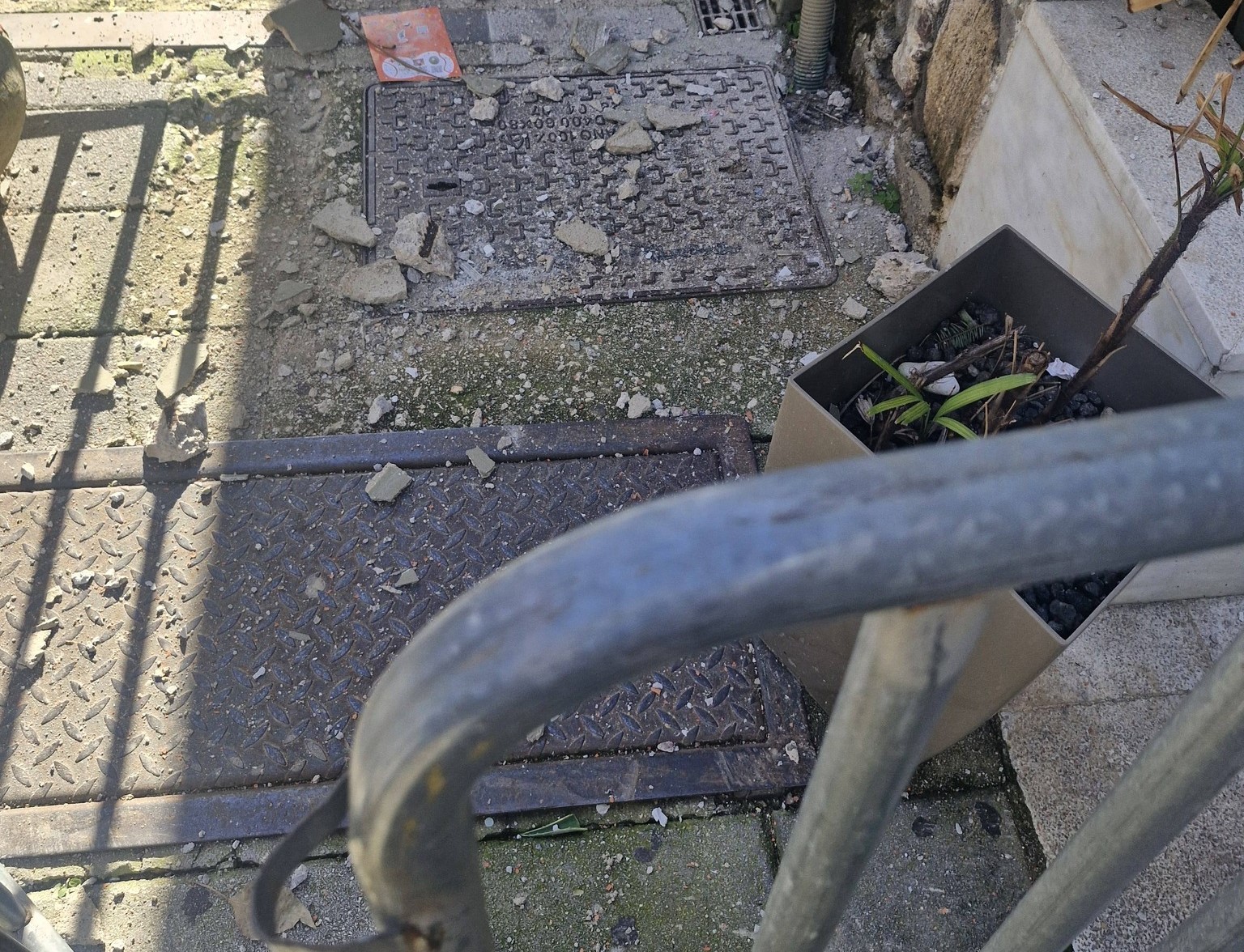 Πάτρα: Επεσαν σοβάδες δίπλα σε κεντρική Υπηρεσία του Δήμου – «Ανευθυνότητα – αδιαφορία, εγκατάλειψη» ΦΩΤΟ