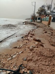 Αχαΐα: Χαλίκια και ξύλα σε δρόμους, σε παραλίες έφτασε στα σπίτια η θάλασσα ΦΩΤΟ 34 Αχαΐα: Χαλίκια και ξύλα σε δρόμους, σε παραλίες έφτασε στα σπίτια η θάλασσα ΦΩΤΟ