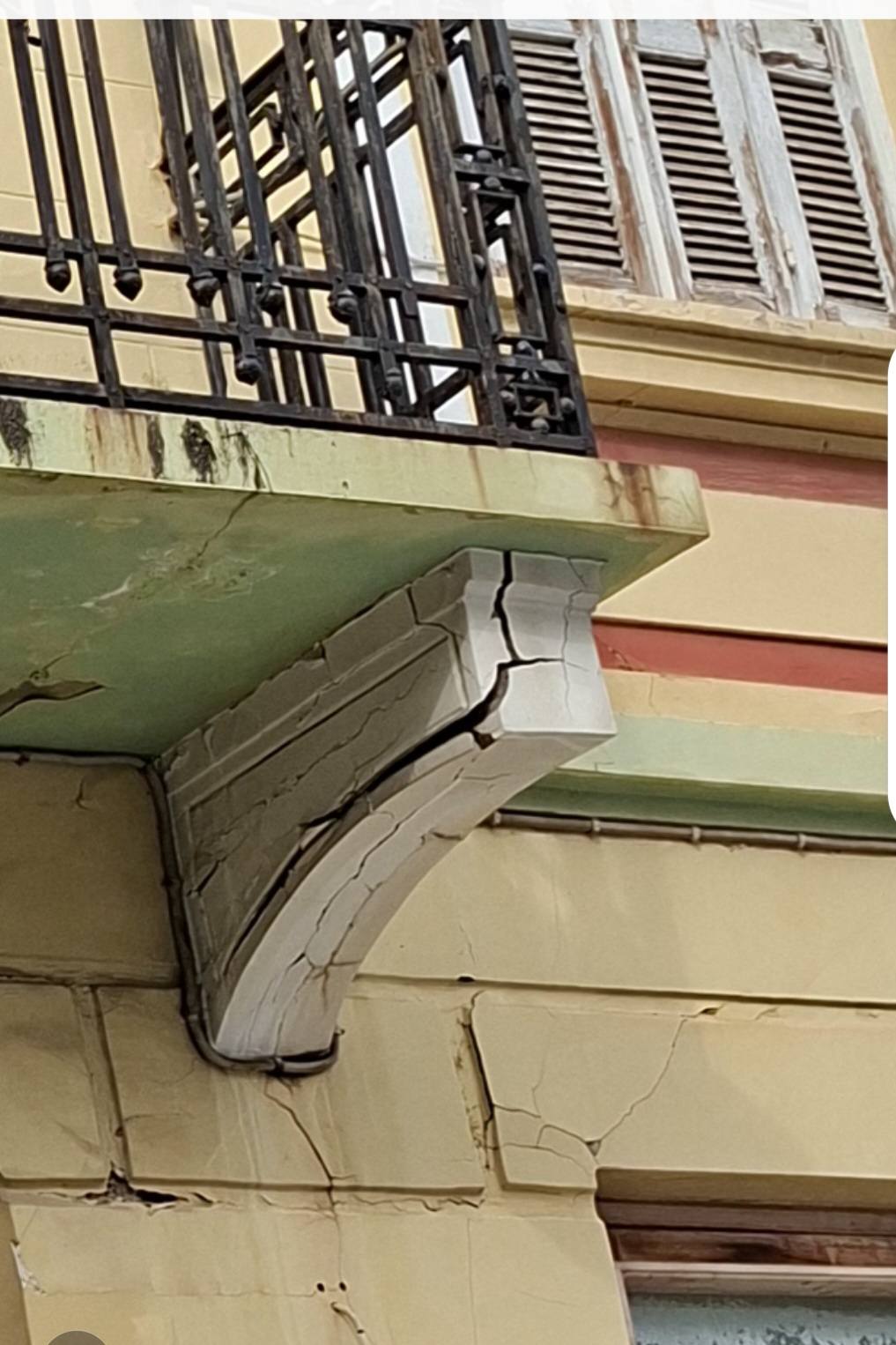 Πάτρα: Μπαλκόνι έτοιμο να πέσει, κίνδυνος για πεζούς ΦΩΤΟ