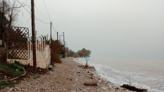 Αχαΐα: Χαλίκια και ξύλα σε δρόμους, σε παραλίες έφτασε στα σπίτια η θάλασσα ΦΩΤΟ