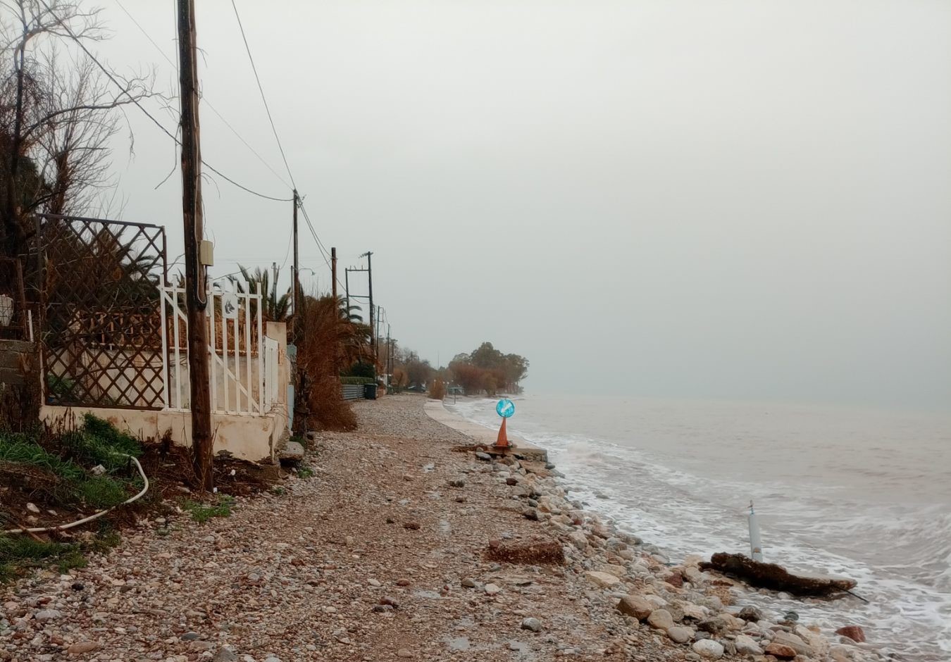 Αχαΐα: Χαλίκια και ξύλα σε δρόμους, σε παραλίες έφτασε στα σπίτια η θάλασσα ΦΩΤΟ