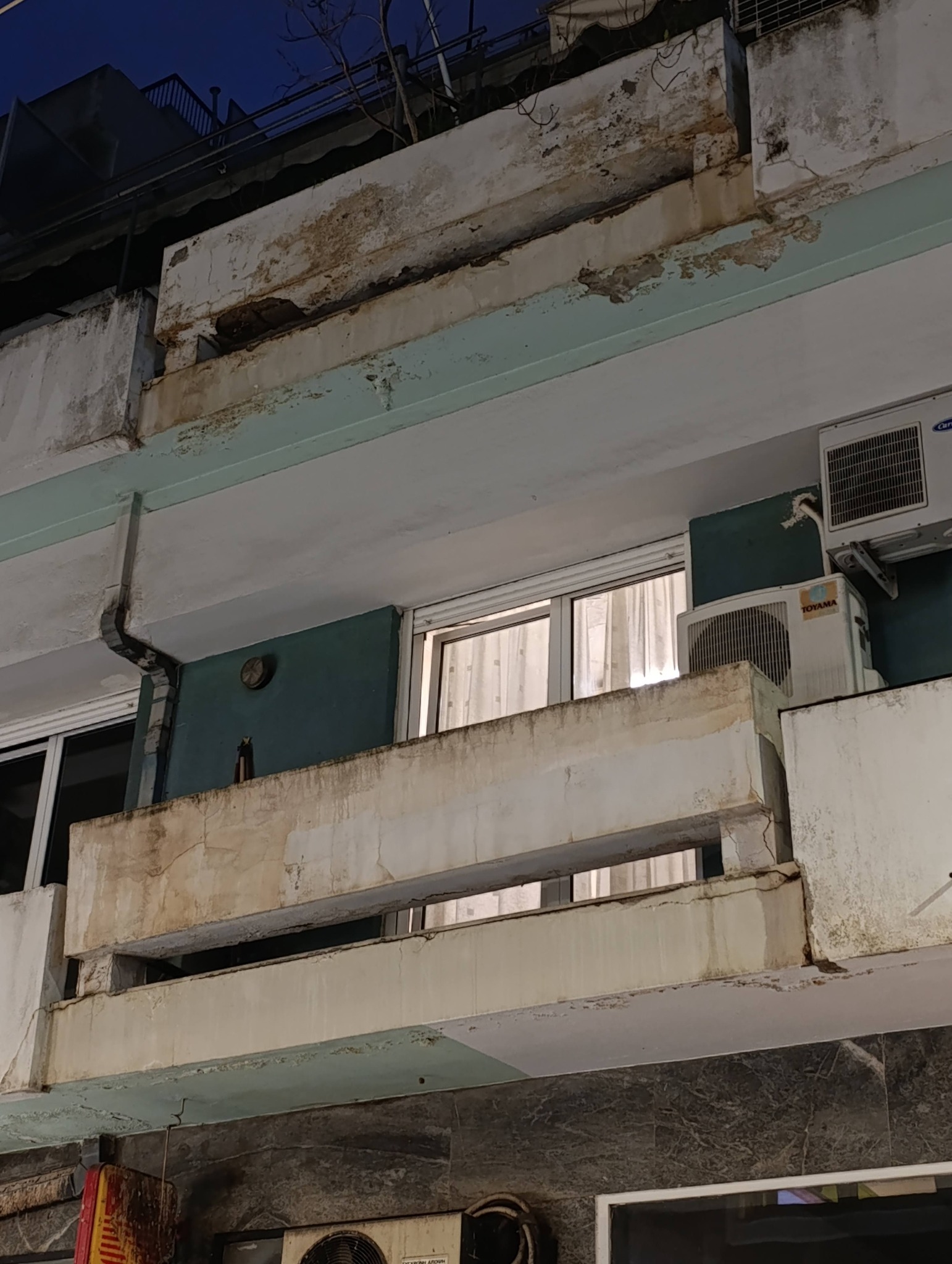 Πάτρα: Μπαλκόνια κτιρίων έτοιμα να καταρρεύσουν - Εικόνες τρόμου στο κέντρο ΦΩΤΟ