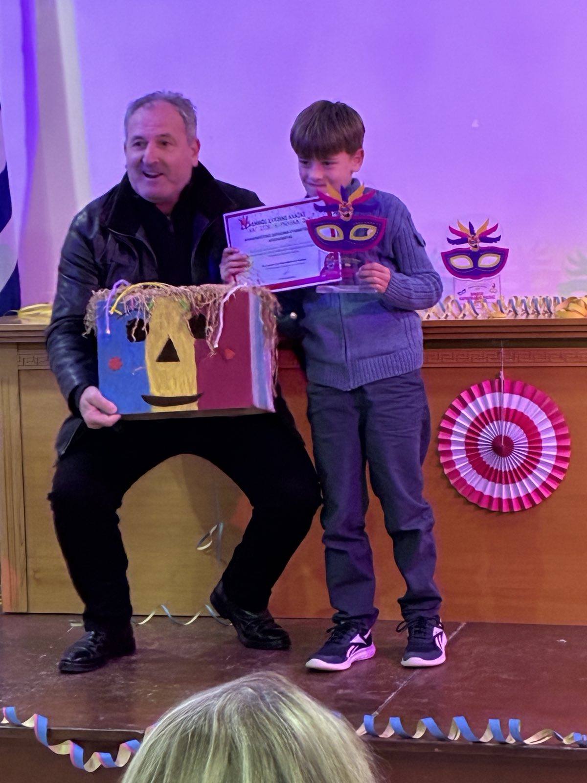Μαθητής του Δημοτικού βραβεύτηκε στον Διαγωνισμό Καρναβαλικής Μάσκας στην Αχαγιά ΦΩΤΟ