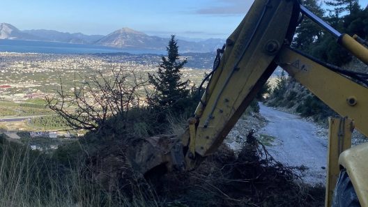 Πετρωτό Πάτρας: Κατολισθήσεις απείλησαν δρόμους και πρόλαβαν στο τσακ! ΦΩΤΟ