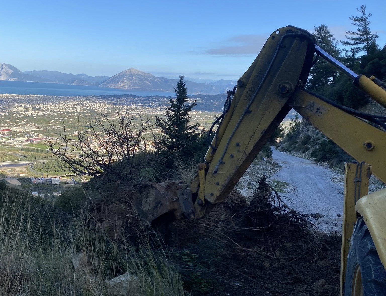 Πετρωτό Πάτρας: Κατολισθήσεις απείλησαν δρόμους και πρόλαβαν στο τσακ! ΦΩΤΟ