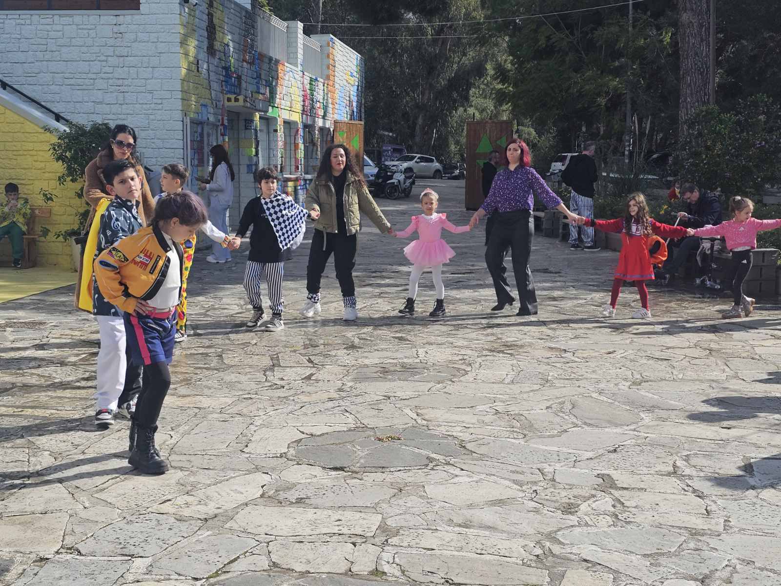 Το Παιδικό της Στέγης «Αγία Λαύρα» με γαϊτανάκι και Καρναβαλικούς χορούς ΦΩΤΟ 30 Το Παιδικό της Στέγης «Αγία Λαύρα» με γαϊτανάκι και Καρναβαλικούς χορούς ΦΩΤΟ