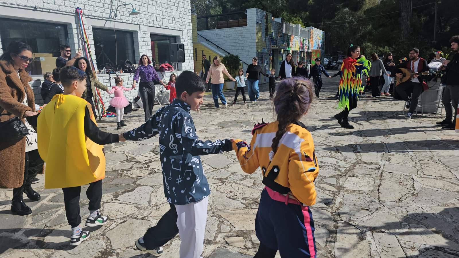 Το Παιδικό της Στέγης «Αγία Λαύρα» με γαϊτανάκι και Καρναβαλικούς χορούς ΦΩΤΟ