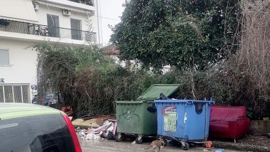 Πάτρα: Απίστευτη βρωμιά στην Αγίας Σοφίας - Άδειασαν σπίτι...στο πεζοδρόμιο! ΦΩΤΟ