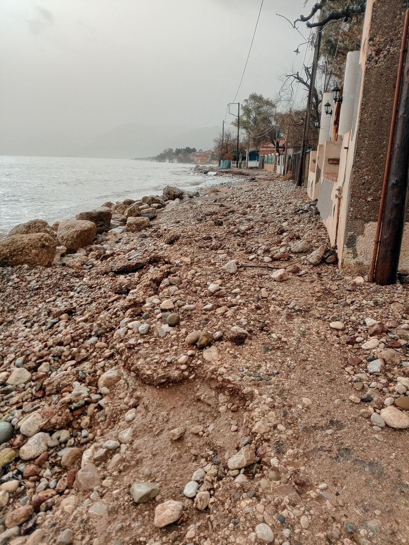 Αχαΐα: Χαλίκια και ξύλα σε δρόμους, σε παραλίες έφτασε στα σπίτια η θάλασσα ΦΩΤΟ 37 Αχαΐα: Χαλίκια και ξύλα σε δρόμους, σε παραλίες έφτασε στα σπίτια η θάλασσα ΦΩΤΟ