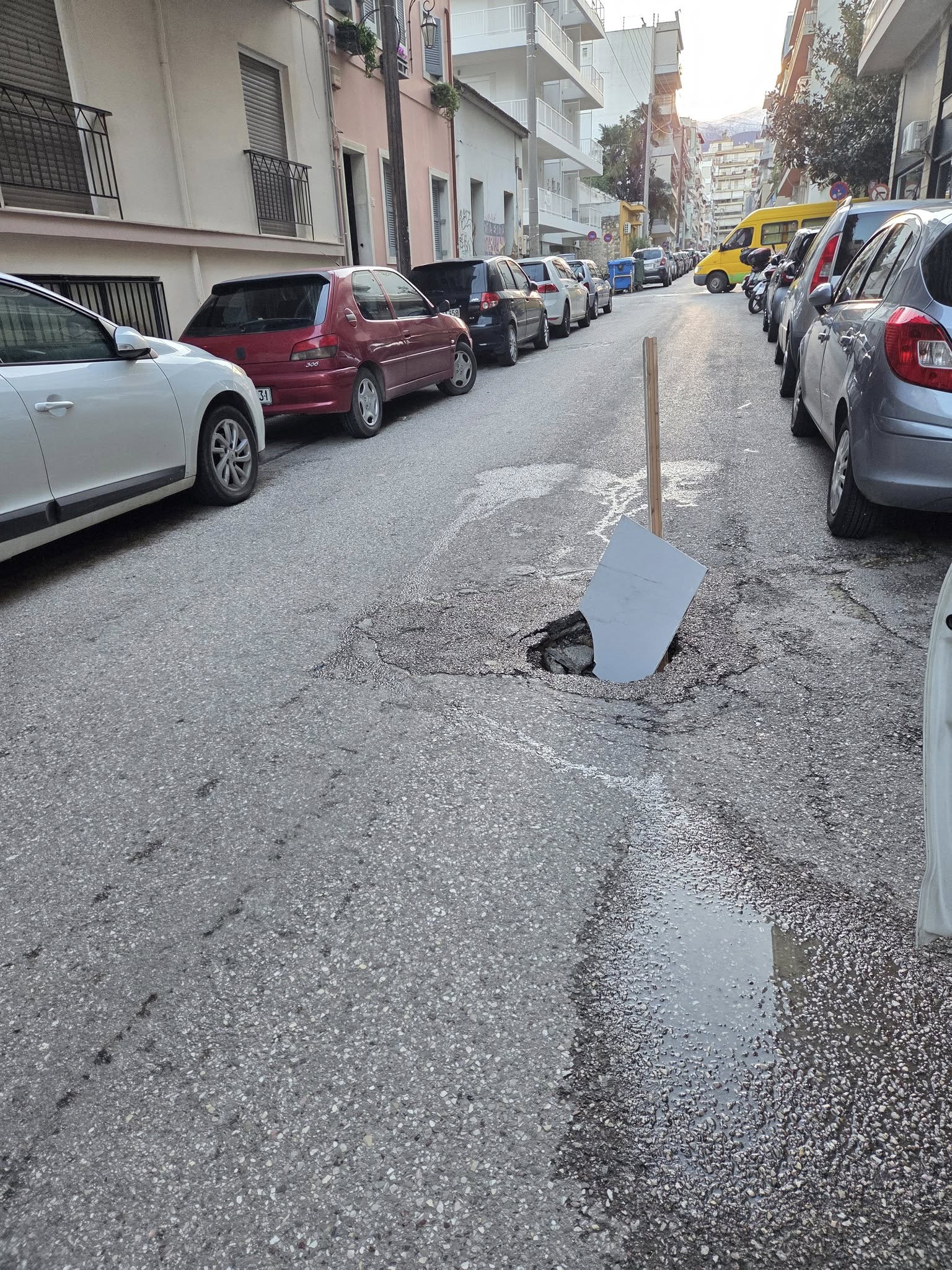 Πάτρα: Απίστευτη λακκούβα με...πατέντα κάλυψης για τα «μάτια» των οδηγών ΦΩΤΟ