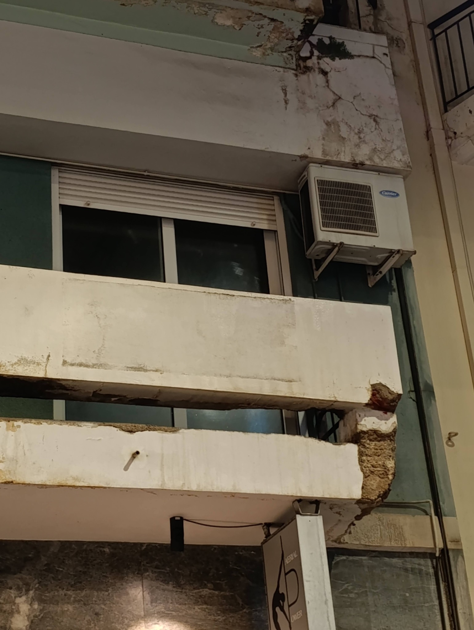 Πάτρα: Μπαλκόνια κτιρίων έτοιμα να καταρρεύσουν - Εικόνες τρόμου στο κέντρο ΦΩΤΟ