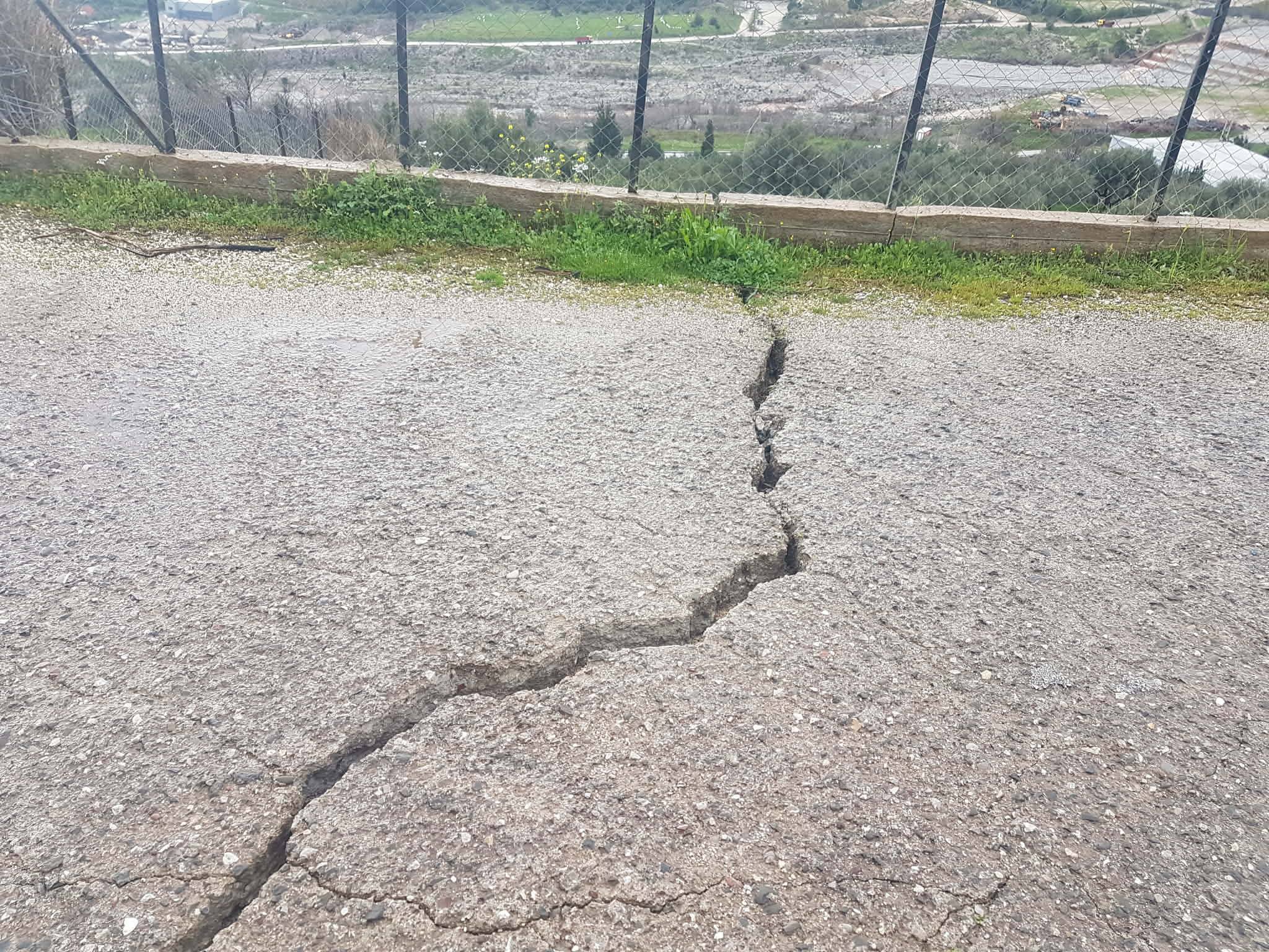 Αχαΐα: Ράγισε δρόμος προς πέντε χωριά λίγο έξω από την Πάτρα ΦΩΤΟ