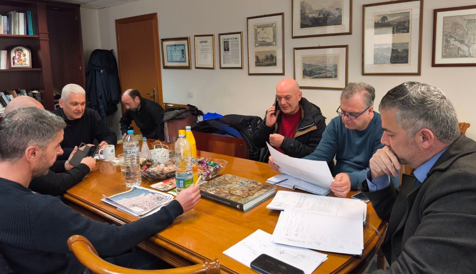 Ακτή Δυμαίων - Πάτρα: Απειλήθηκαν σπίτια και οδηγοί από πλημμύρες - Κλειστός ο δρόμος - Σύσκεψη, χωρίς λύση ΦΩΤΟ