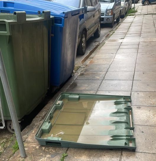 Πάτρα: Ξεχαρβαλωμένοι κάδοι σκουπιδιών, ανάμεσα σε παιδιά ΦΩΤΟ