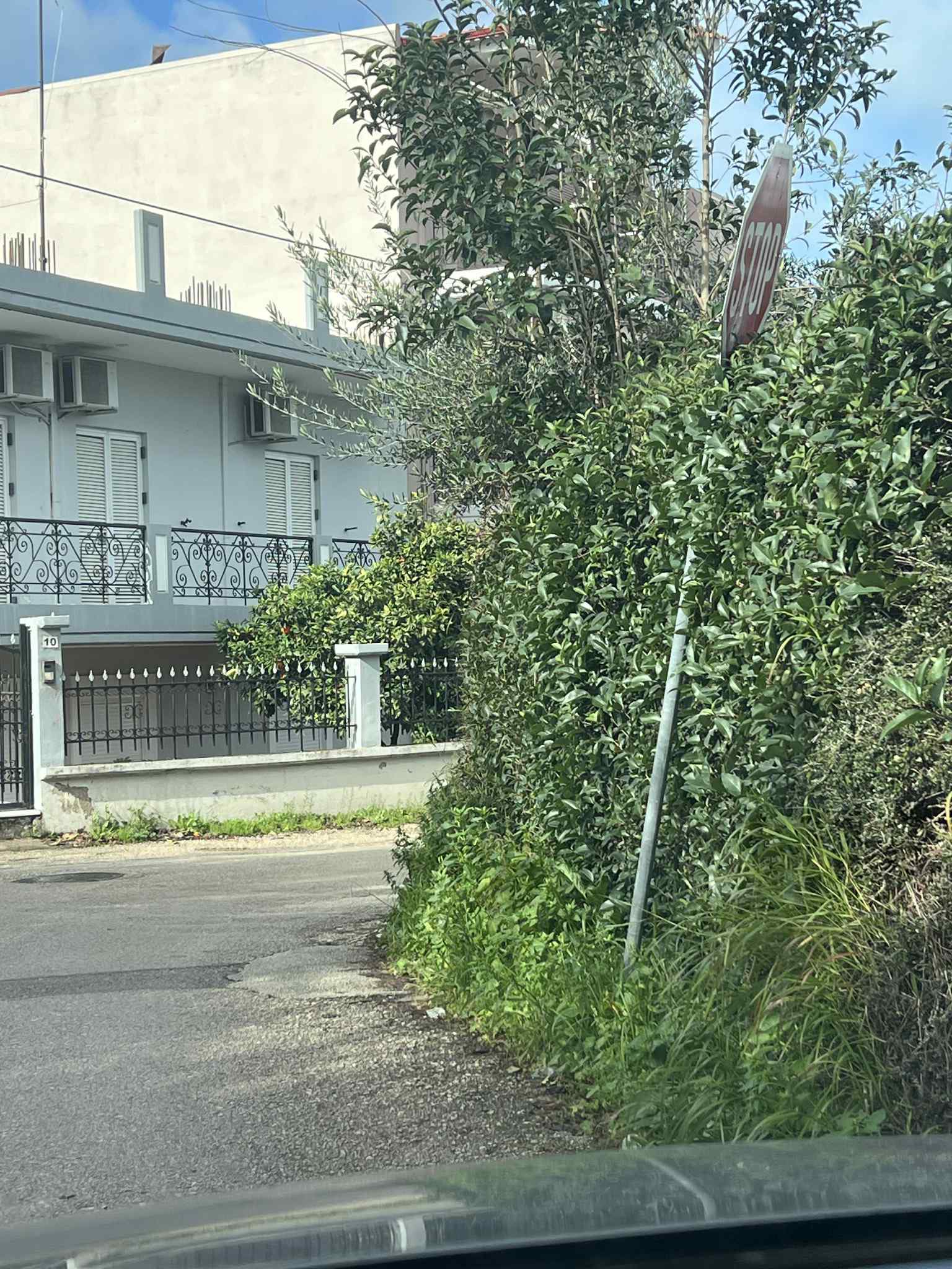 Μπεγουλάκι Πατρών: Επικίνδυνη...«αόρατη» πινακίδα STOP ΦΩΤΟ