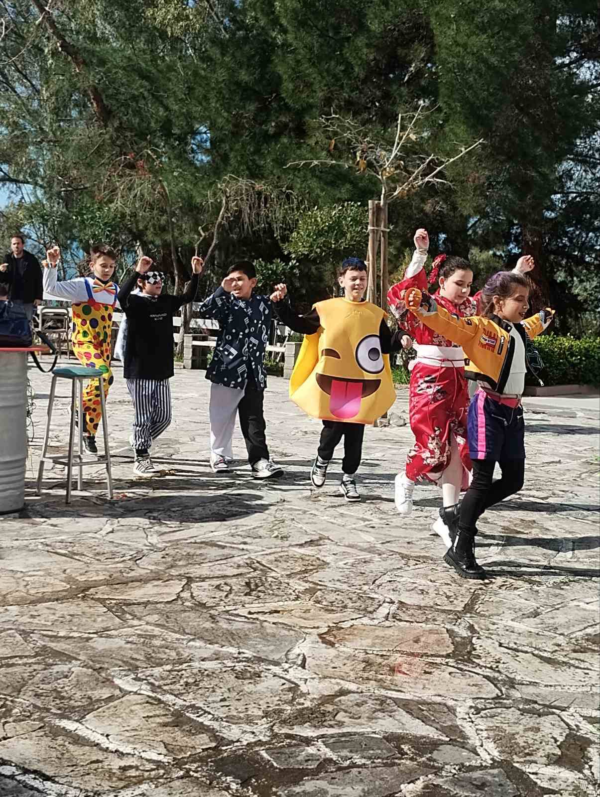 Το Παιδικό της Στέγης «Αγία Λαύρα» με γαϊτανάκι και Καρναβαλικούς χορούς ΦΩΤΟ 29 Το Παιδικό της Στέγης «Αγία Λαύρα» με γαϊτανάκι και Καρναβαλικούς χορούς ΦΩΤΟ