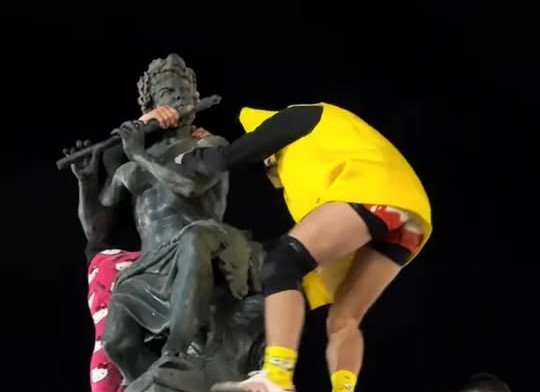 Πάτρα: Καρναβαλιστές σκαρφάλωσαν σε μνημεία και δεν βρέθηκε κανείς να τους «μαζέψει» ΒΙΝΤΕΟ - ΦΩΤΟ 40 Πάτρα: Καρναβαλιστές σκαρφάλωσαν σε μνημεία και δεν βρέθηκε κανείς να τους «μαζέψει» ΒΙΝΤΕΟ – ΦΩΤΟ