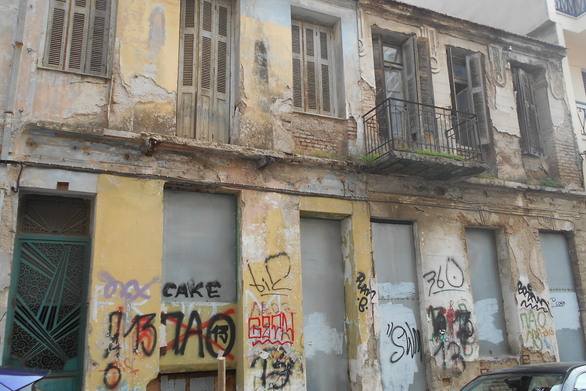 Πάτρα: Πληρώνουν ΕΝΦΙΑ, αλλά τα ακίνητα είναι έτοιμα να πέσουν πάνω μας ΦΩΤΟ