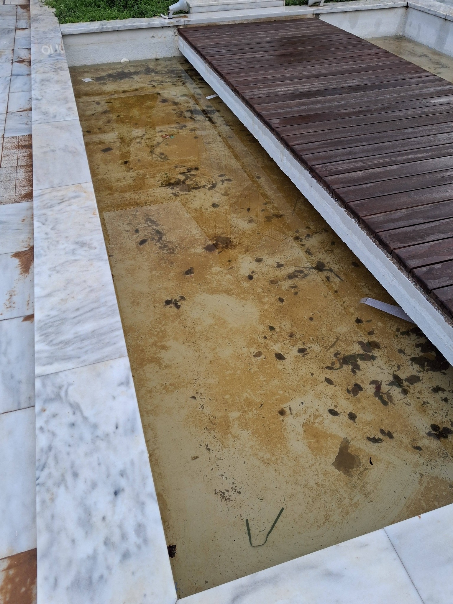 Αίγιο: Με βρωμιές οι λίμνες στη νέα κεντρική πλατεία ΦΩΤΟ