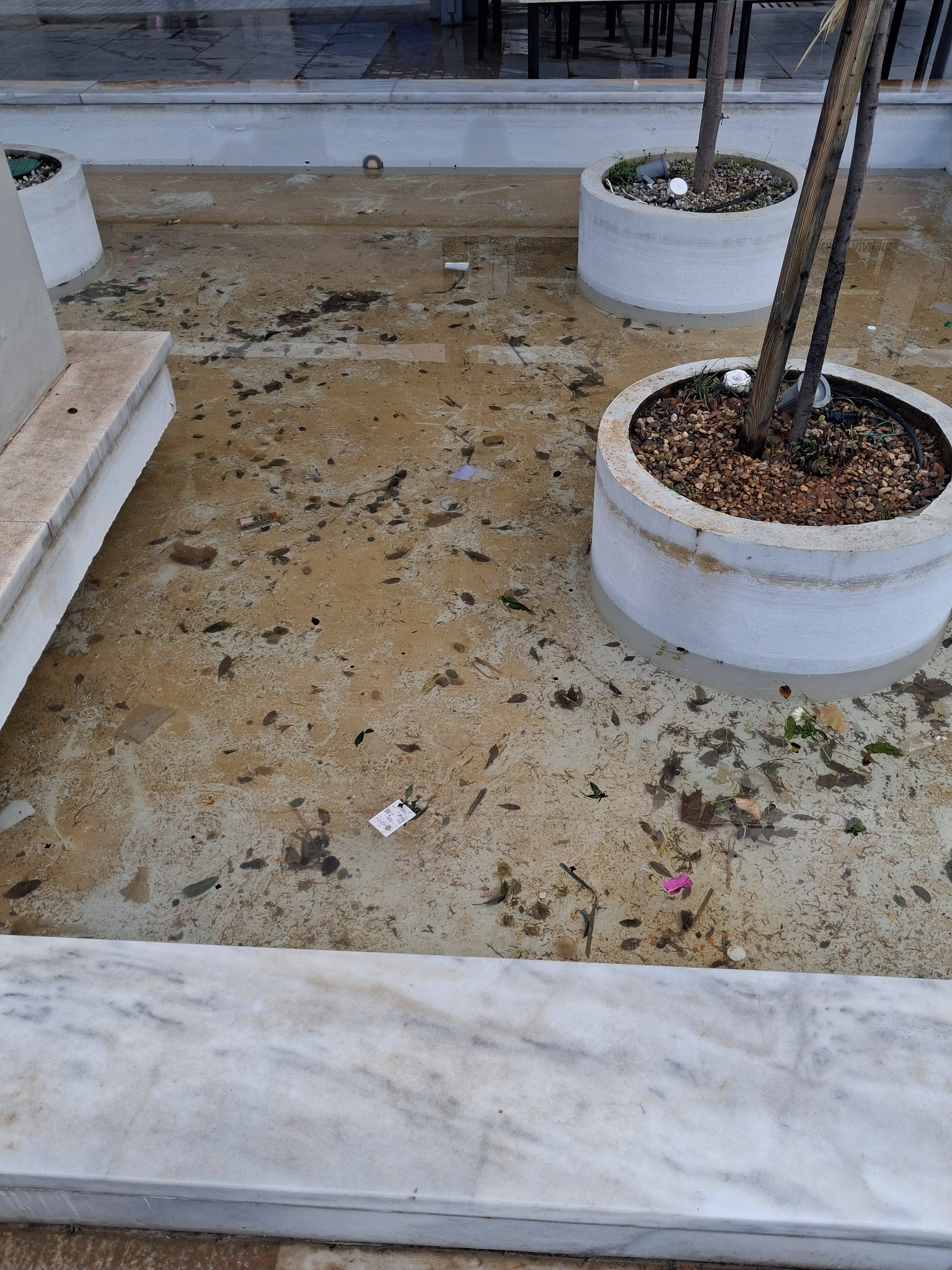 Αίγιο: Με βρωμιές οι λίμνες στη νέα κεντρική πλατεία ΦΩΤΟ