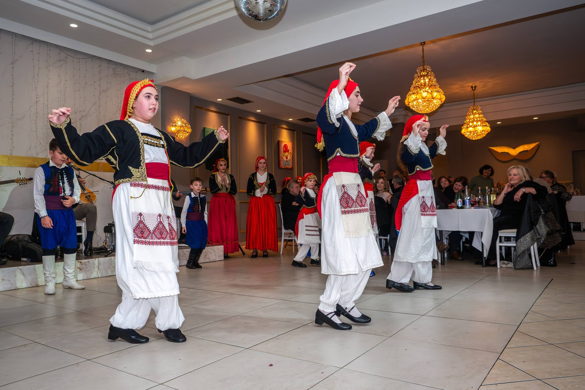 Ο Αποκριάτικος Χορός από το «Αρκάδι» των Κρητών Πάτρας ΦΩΤΟ