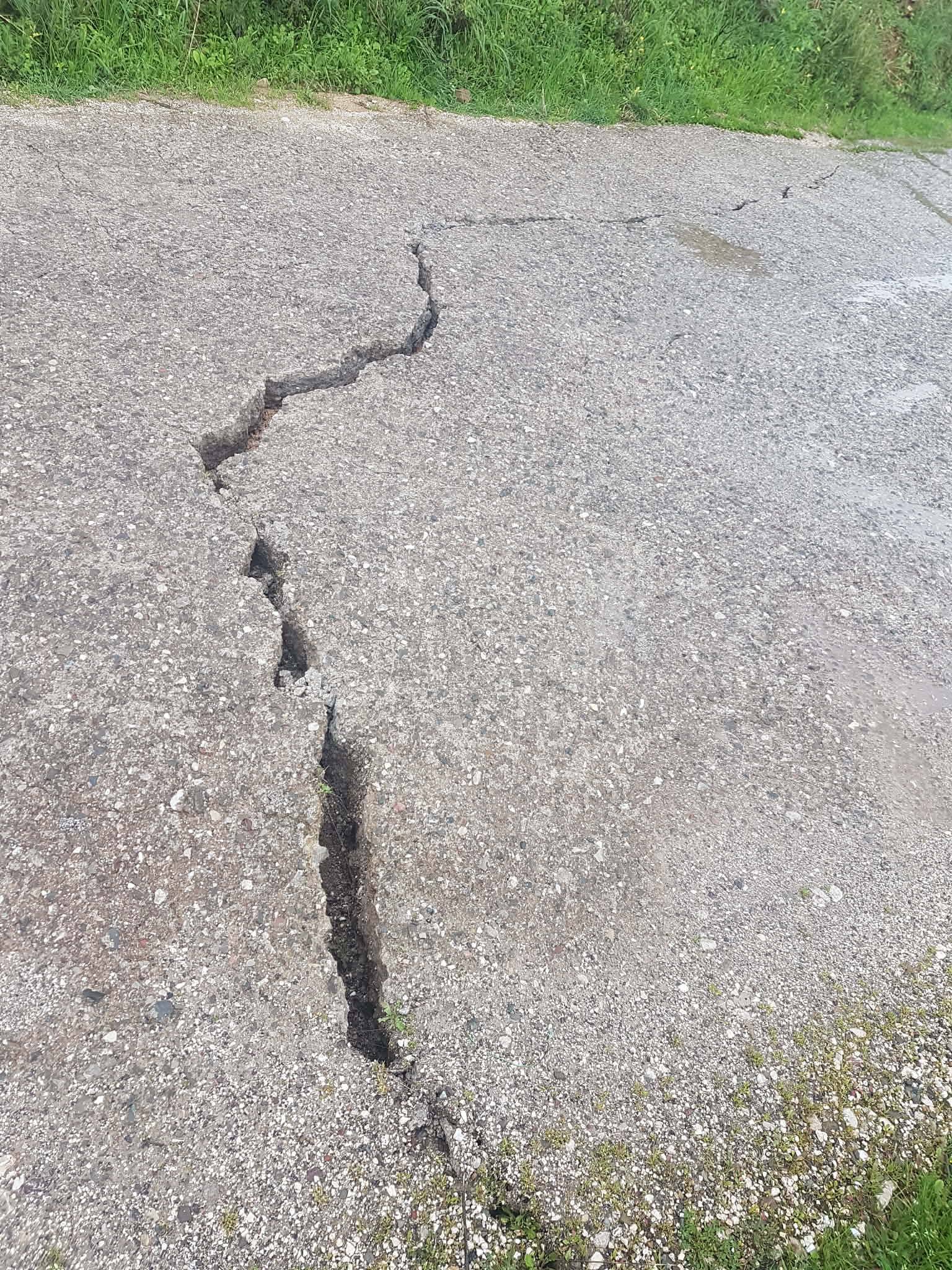 Αχαΐα: Ράγισε δρόμος προς πέντε χωριά λίγο έξω από την Πάτρα ΦΩΤΟ 28 Αχαΐα: Ράγισε δρόμος προς πέντε χωριά λίγο έξω από την Πάτρα ΦΩΤΟ