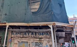 Πάτρα: Κίνδυνος πάνω από τα κεφάλια πεζών ΦΩΤΟ