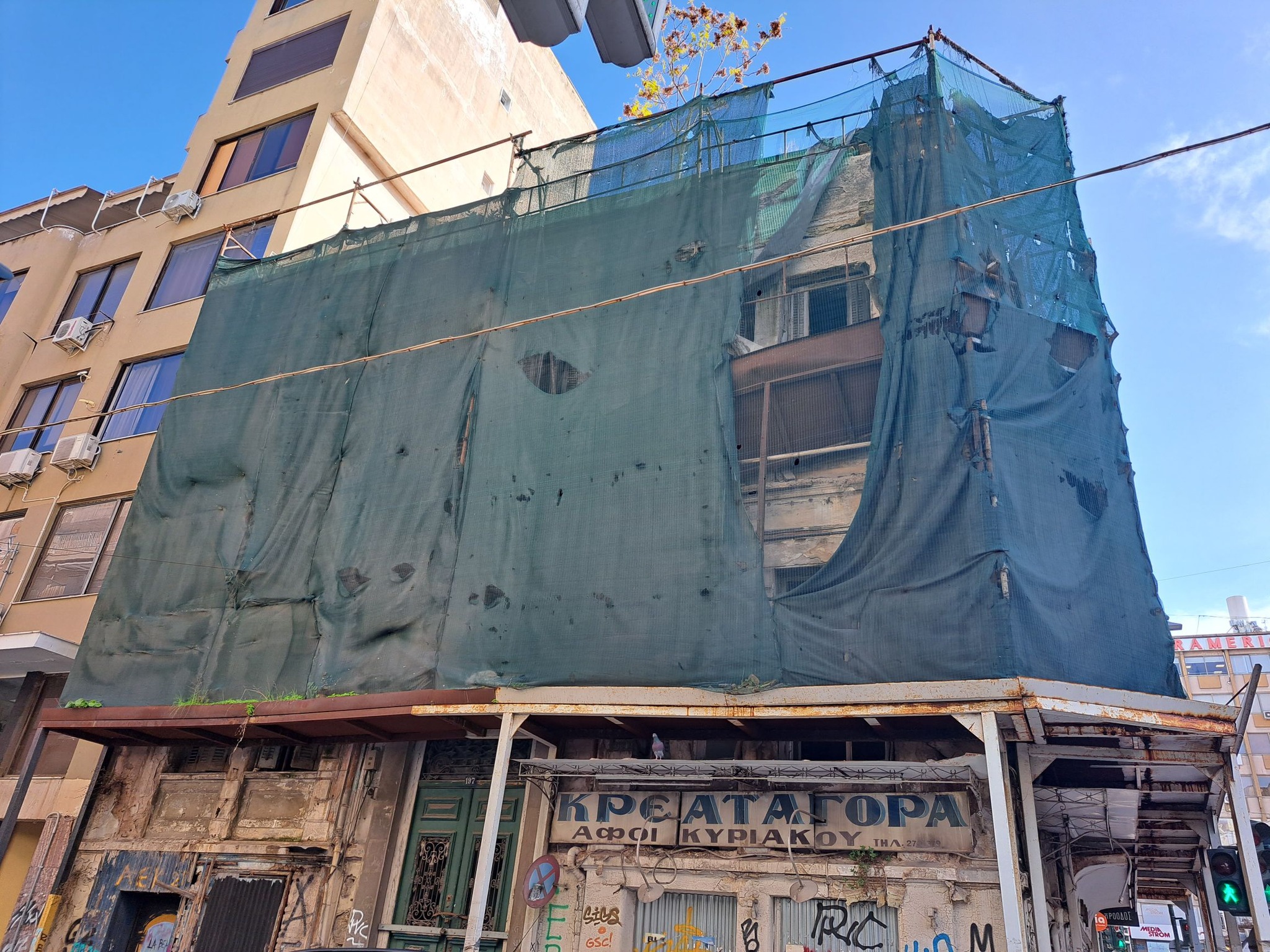 Πάτρα: Κίνδυνος πάνω από τα κεφάλια πεζών ΦΩΤΟ