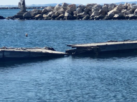 Πάτρα: «Βούλιαξε» η Μαρίνα με τις εξέδρες διαλυμένες μέσα στη θάλασσα ΦΩΤΟ