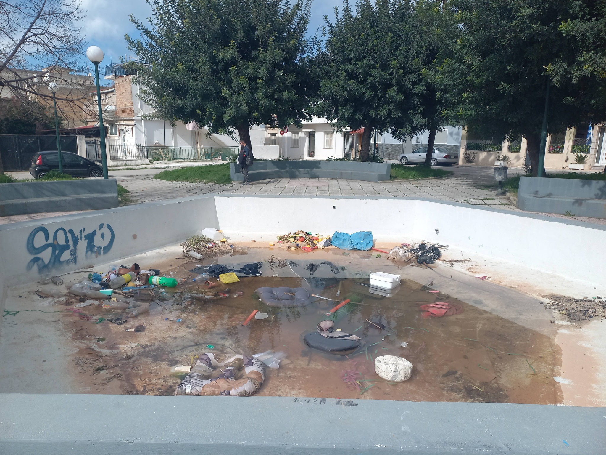 Πάτρα: Οι χιλιάδες επισκέπτες του Καρναβαλιού είδαν τα χάλια μας - Μέχρι και ποντίκια σε Πλατείες ΦΩΤΟ