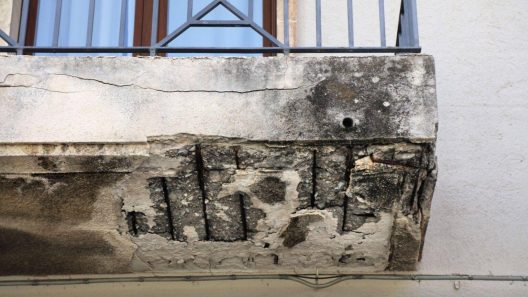 Πάτρα: Πληρώνουν ΕΝΦΙΑ, αλλά τα ακίνητα είναι έτοιμα να πέσουν πάνω μας ΦΩΤΟ