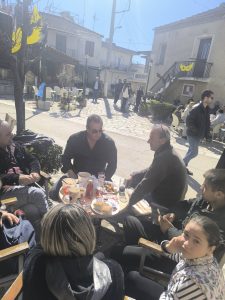 Το Μαζαράκι με εδέσματα Καθαράς Δευτέρας ΦΩΤΟ