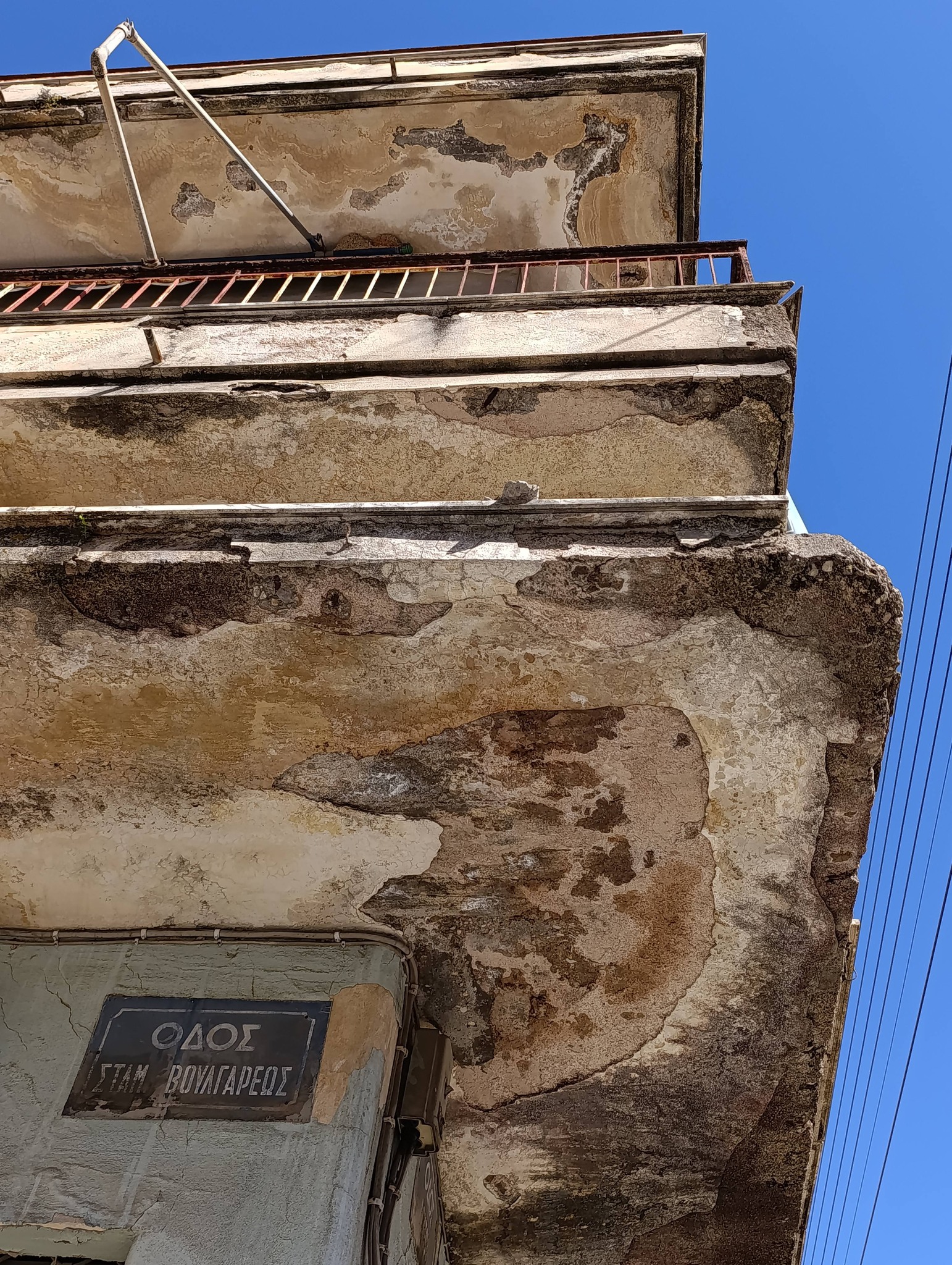 Πάτρα: Εξώστης έτοιμος να καταρρεύσει ΦΩΤΟ