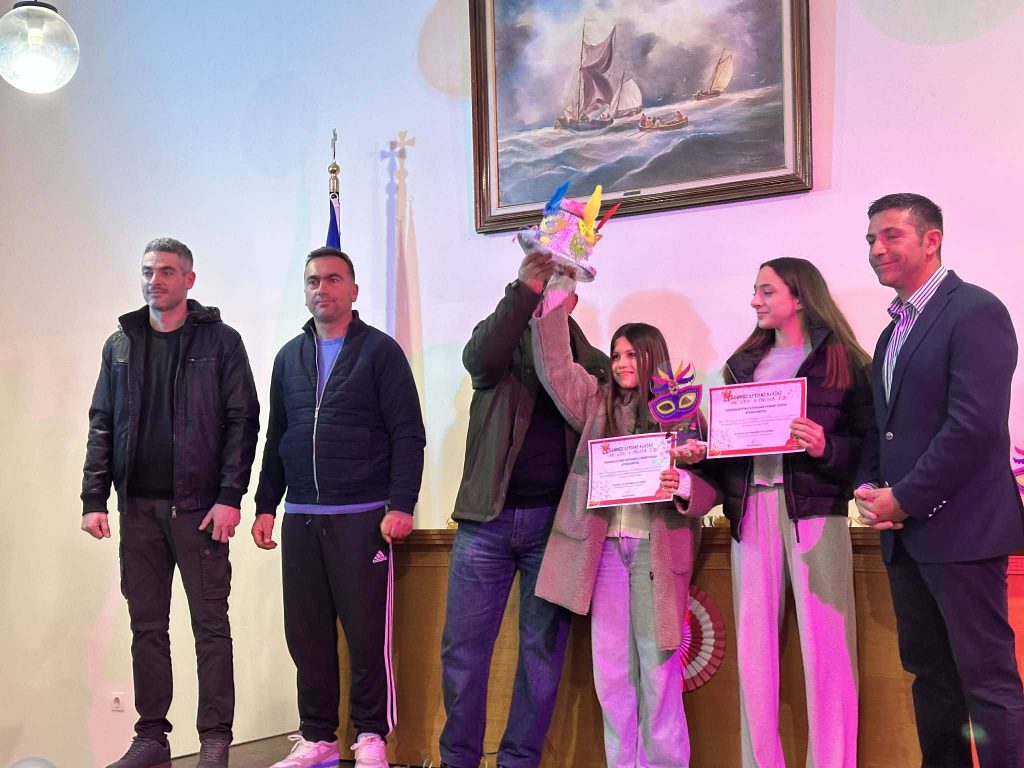 Μαθητής του Δημοτικού βραβεύτηκε στον Διαγωνισμό Καρναβαλικής Μάσκας στην Αχαγιά ΦΩΤΟ