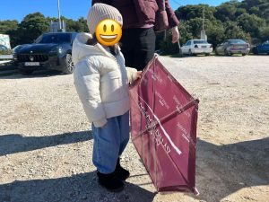 Δυτική Αχαΐα: Πρωτοτύπησε ο δήμος μοιράζοντας χαρταετούς με το λογότυπό του στην Καλογριά ΦΩΤΟ