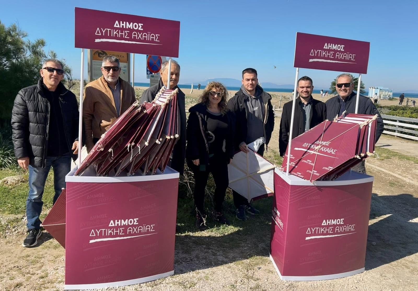 Δυτική Αχαΐα: Πρωτοτύπησε ο δήμος μοιράζοντας χαρταετούς με το λογότυπό του στην Καλογριά ΦΩΤΟ