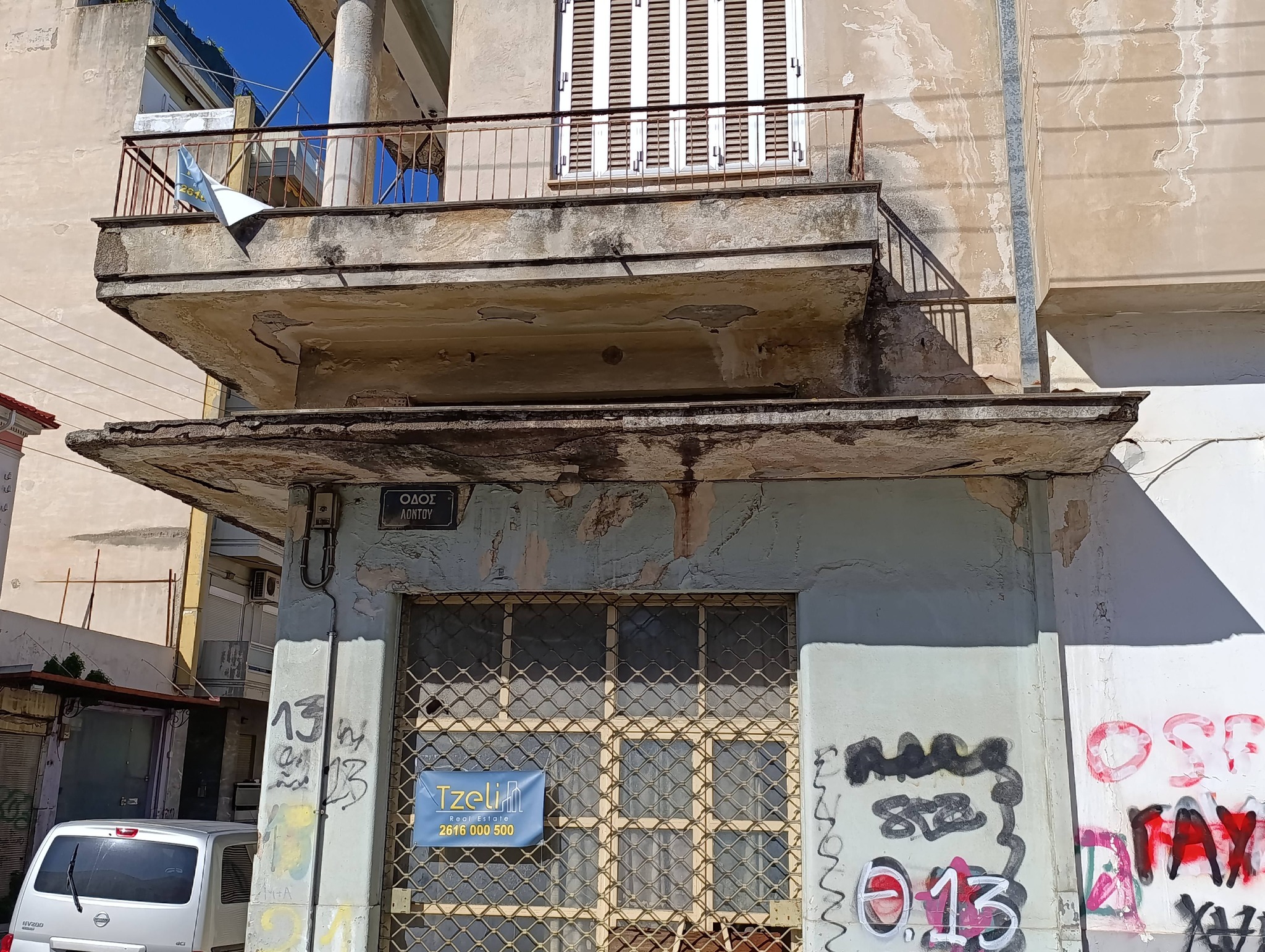 Πάτρα: Εξώστης έτοιμος να καταρρεύσει ΦΩΤΟ