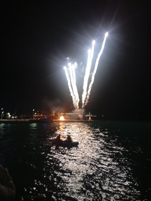 Αίγιο: Χορός, σάτιρα και...ΟΠΕΚΕΠΕ στην Καρναβαλική παρέλαση με 2.500 και καύση ΒΙΝΤΕΟ - ΦΩΤΟ