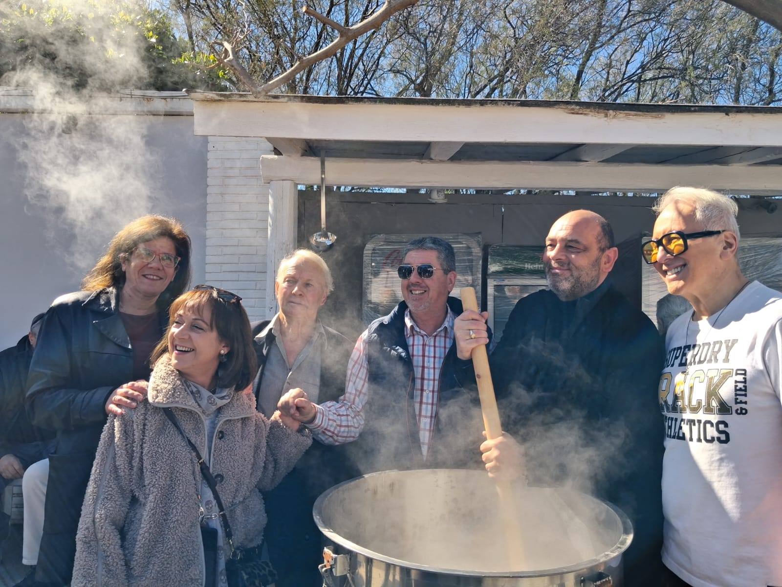 Εφτιαξε φασολάδα και χαλάρωσε στα Κούλουμα της Αιγιάλειας ο Υφυπουργός Πολιτισμού Ι. Φωτήλας ΦΩΤΟ 30 Εφτιαξε φασολάδα και χαλάρωσε στα Κούλουμα της Αιγιάλειας ο Υφυπουργός Πολιτισμού Ι. Φωτήλας ΦΩΤΟ