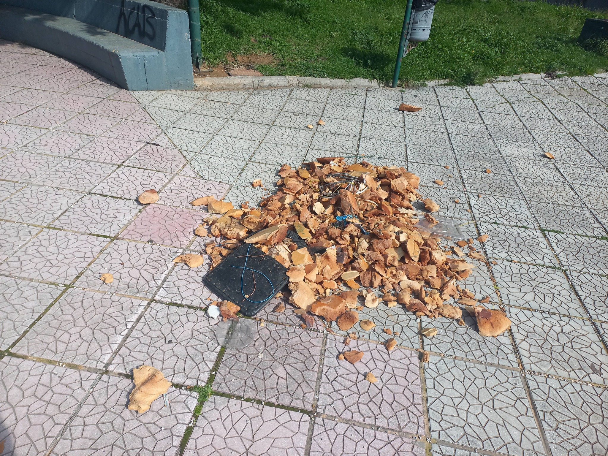 Πάτρα: Οι χιλιάδες επισκέπτες του Καρναβαλιού είδαν τα χάλια μας - Μέχρι και ποντίκια σε Πλατείες ΦΩΤΟ