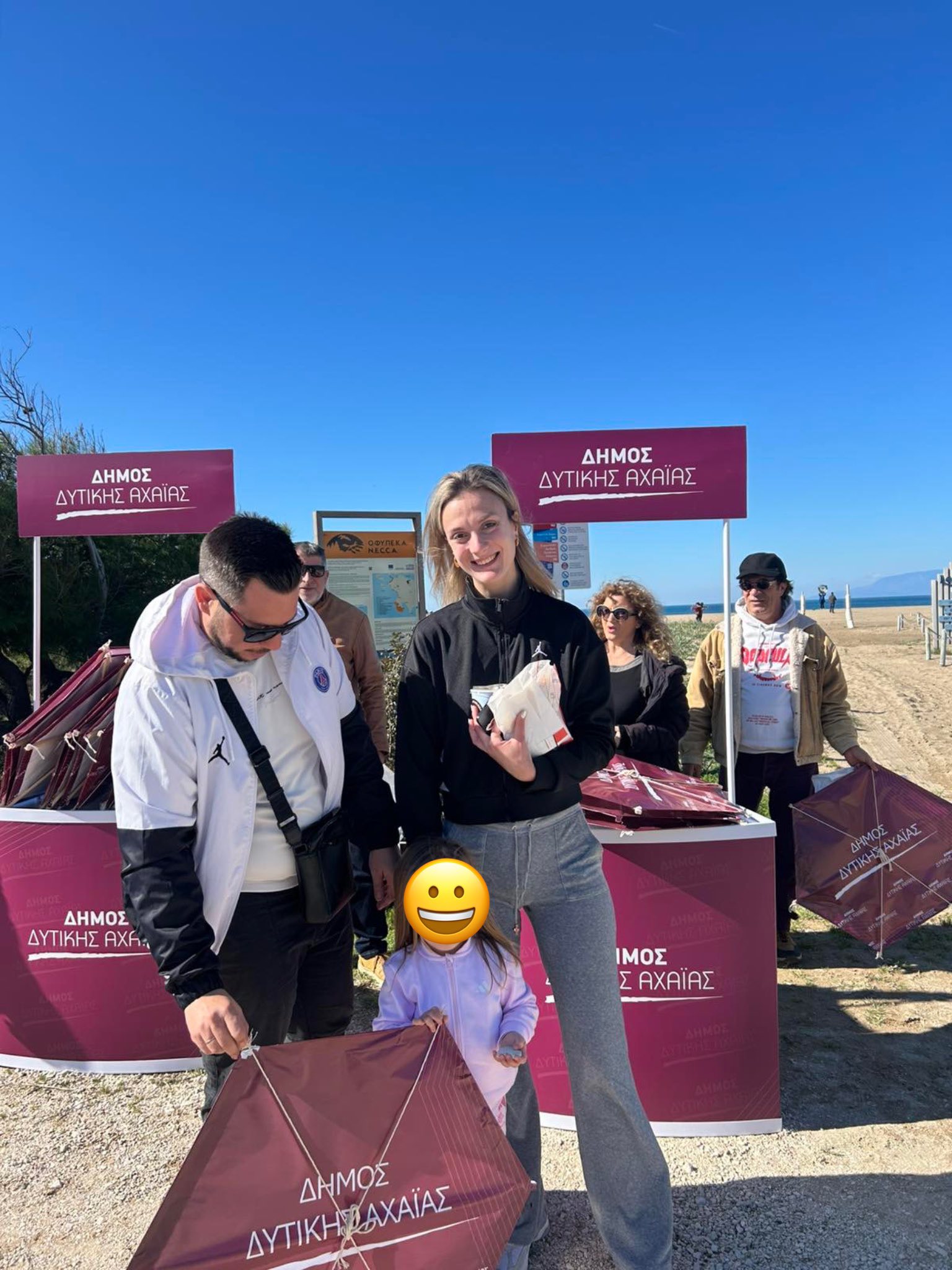 Δυτική Αχαΐα: Πρωτοτύπησε ο δήμος μοιράζοντας χαρταετούς με το λογότυπό του στην Καλογριά ΦΩΤΟ