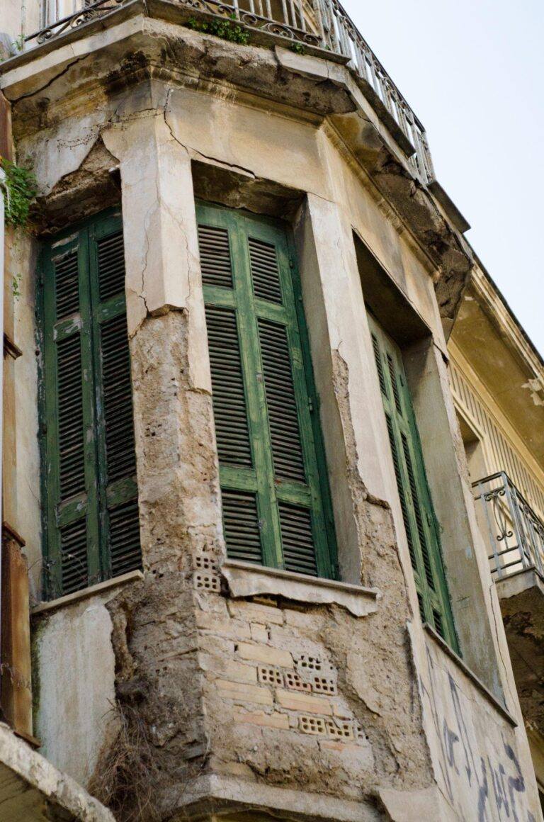 Πάτρα: Πληρώνουν ΕΝΦΙΑ, αλλά τα ακίνητα είναι έτοιμα να πέσουν πάνω μας ΦΩΤΟ