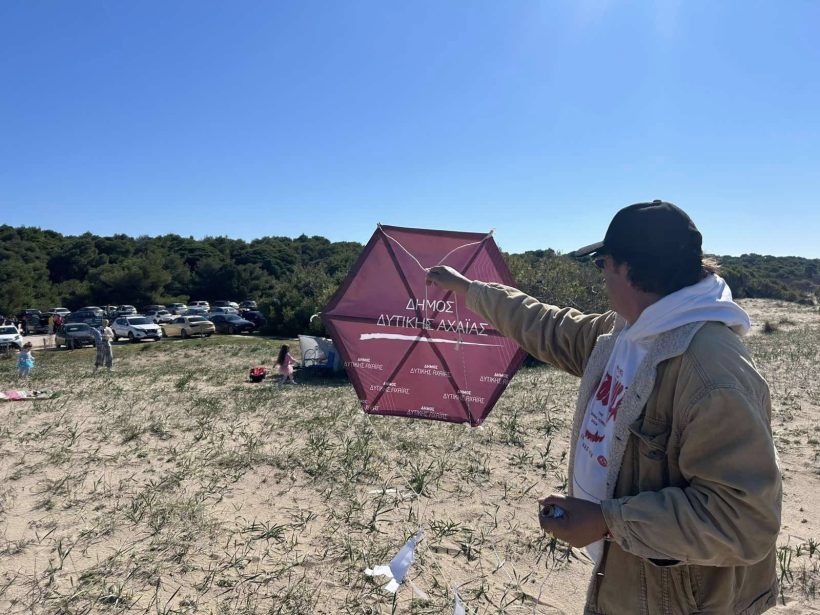 Δυτική Αχαΐα: Πρωτοτύπησε ο δήμος μοιράζοντας χαρταετούς με το λογότυπό του στην Καλογριά ΦΩΤΟ