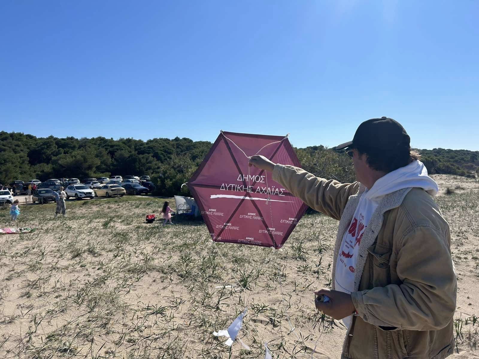 Δυτική Αχαΐα: Πρωτοτύπησε ο δήμος μοιράζοντας χαρταετούς με το λογότυπό του στην Καλογριά ΦΩΤΟ