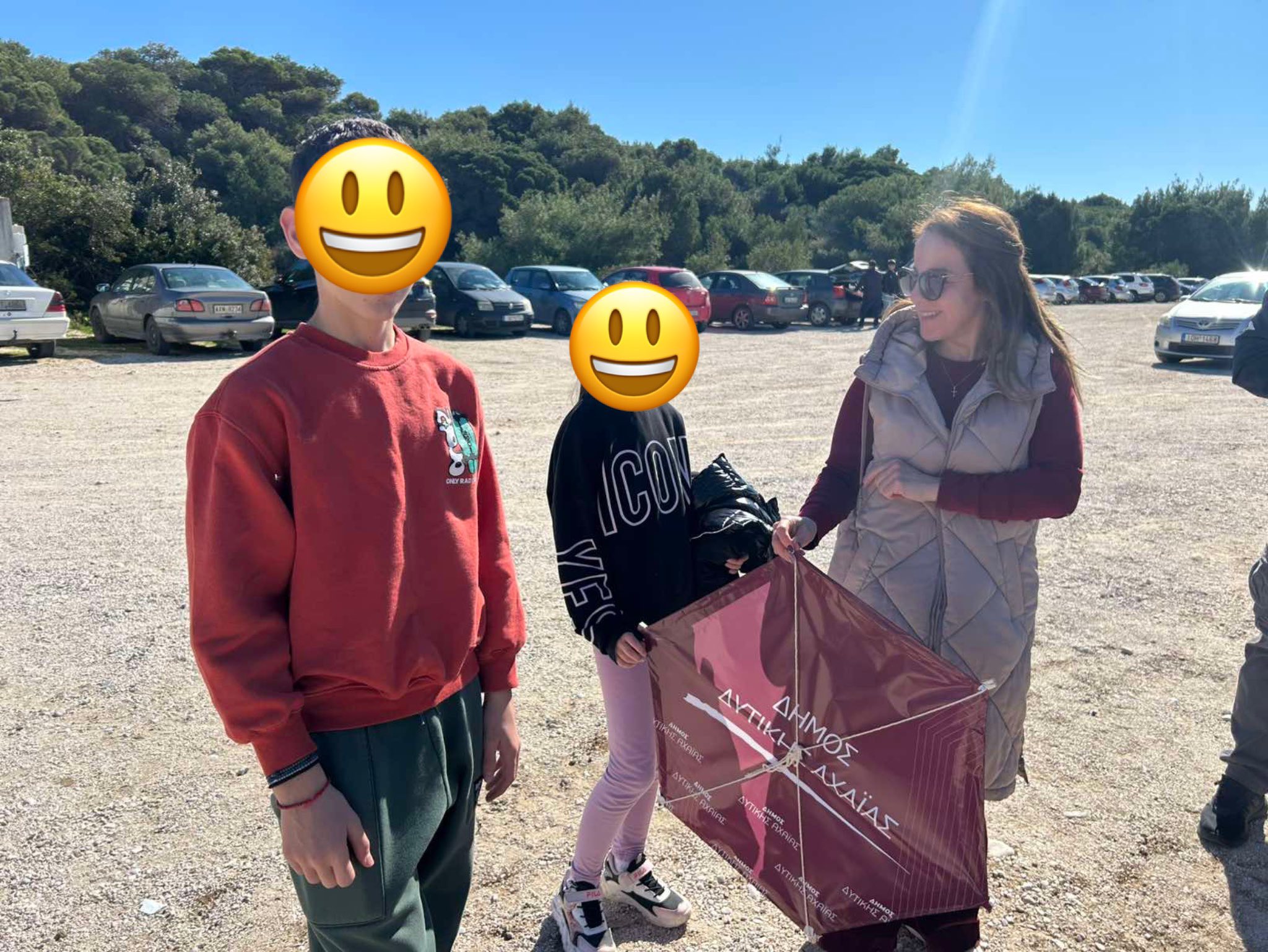 Δυτική Αχαΐα: Πρωτοτύπησε ο δήμος μοιράζοντας χαρταετούς με το λογότυπό του στην Καλογριά ΦΩΤΟ