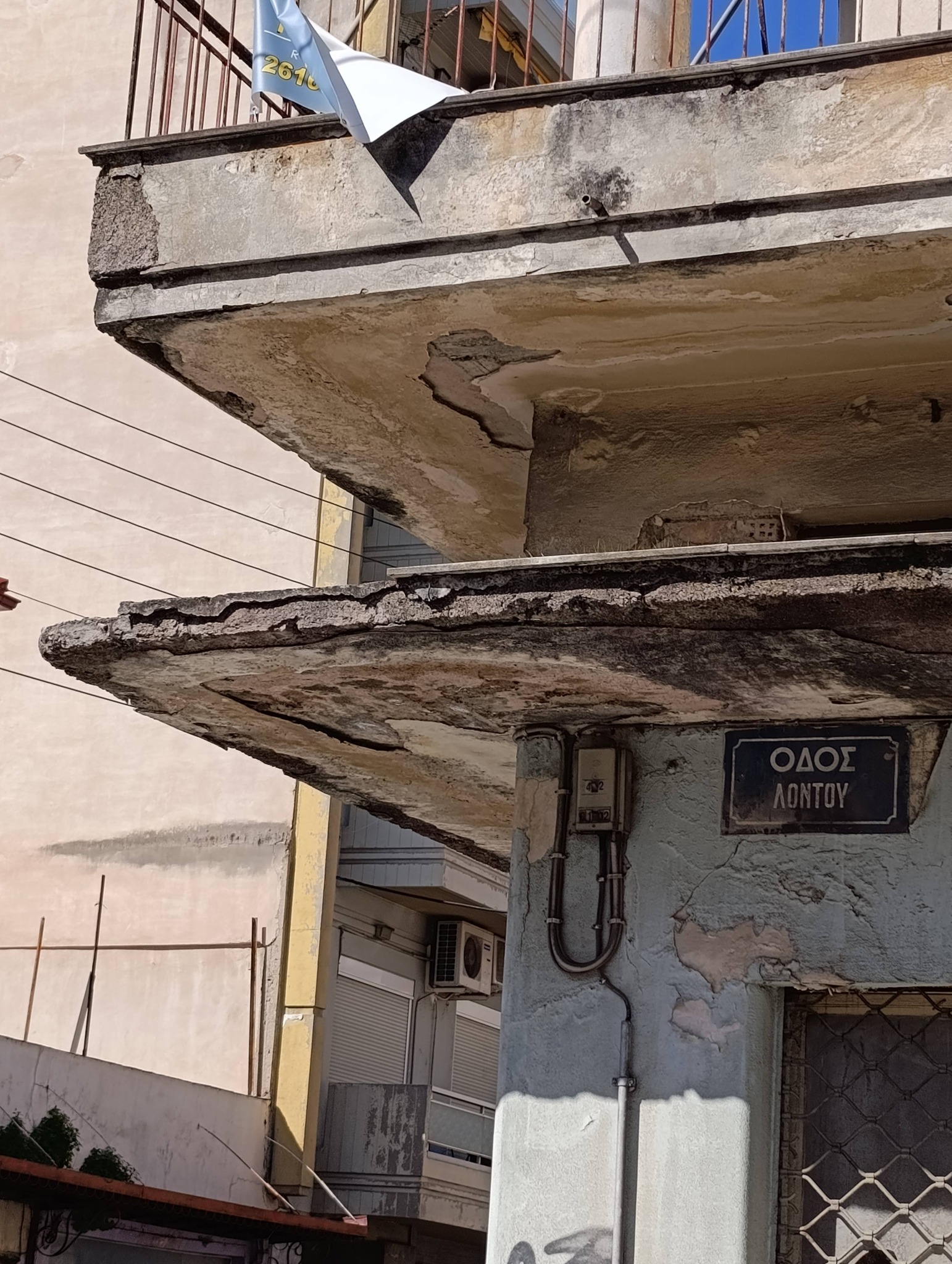 Πάτρα: Εξώστης έτοιμος να καταρρεύσει ΦΩΤΟ