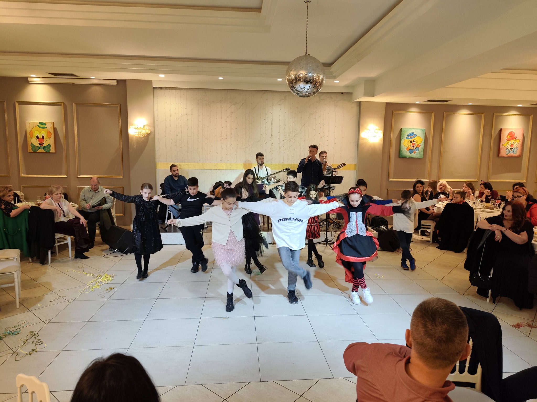 Με χορούς μικρών διασκέδασε ο Εκπολιτιστικός της Λεύκας ΦΩΤΟ