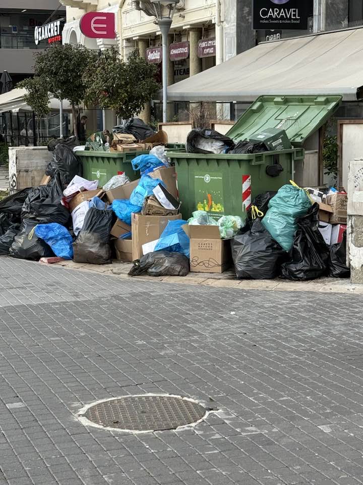 Πάτρα: Οι χιλιάδες επισκέπτες του Καρναβαλιού είδαν τα χάλια μας - Μέχρι και ποντίκια σε Πλατείες ΦΩΤΟ