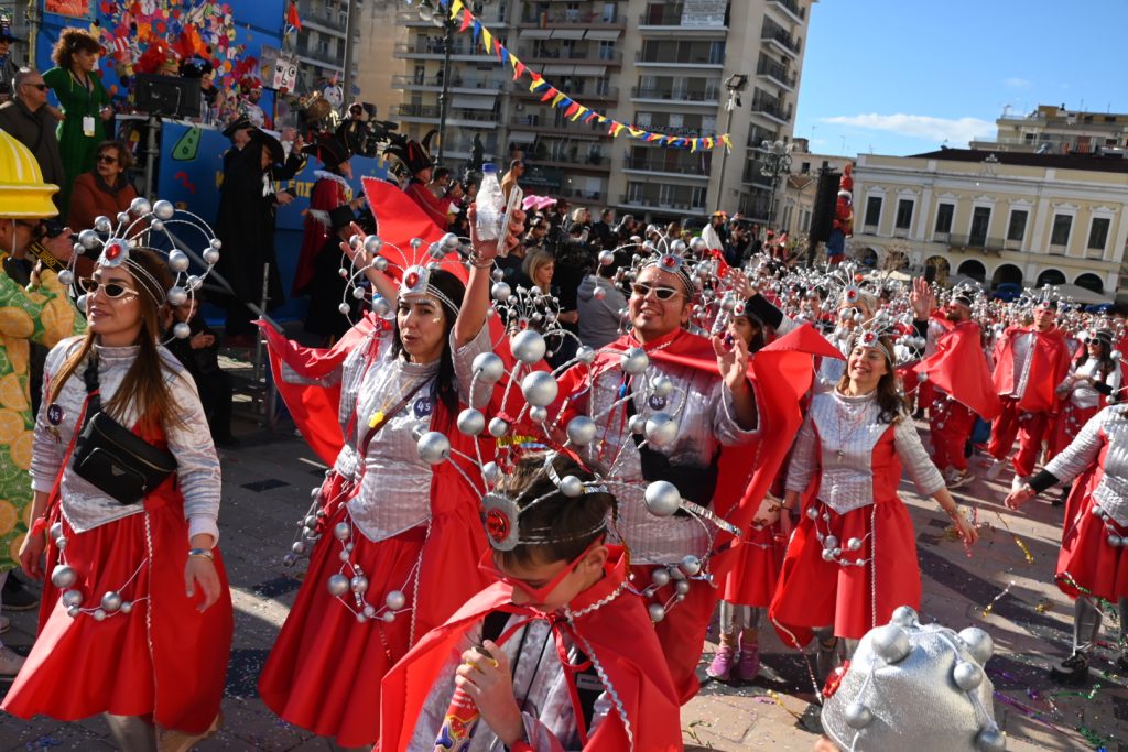 Πατρινό Καρναβάλι 2026: Αφησε εποχή η Μεγάλη Παρέλαση, χιλιάδες καρναβαλιστές μετέφεραν το κέφι ΦΩΤΟ - ΒΙΝΤΕΟ