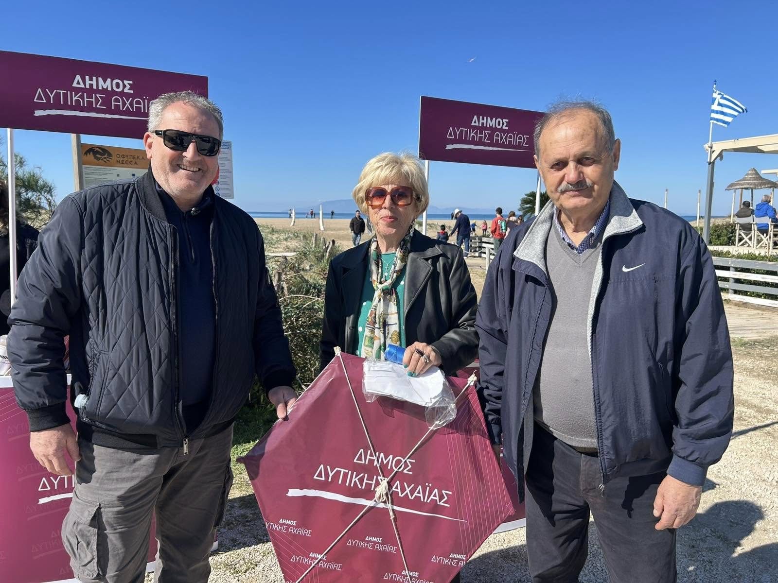 Δυτική Αχαΐα: Πρωτοτύπησε ο δήμος μοιράζοντας χαρταετούς με το λογότυπό του στην Καλογριά ΦΩΤΟ